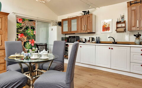 Vine Barn Studio: Meubles, Design Intérieur, Sol, Cuisine, Cabinetry, Appareil De Cuisine, Bois, Pièce, Comptoir, Sol