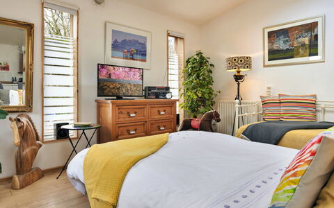 Vine Barn Studio: Meubles, Lit, Design Intérieur, Literie, Chambre, Drap De Lit, Mur, Sol, Sol, Pièce