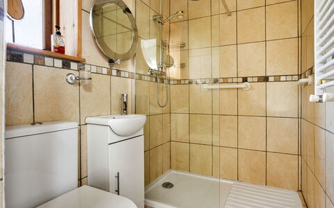 Vine Barn Studio: Luminaire Plomberie, Salle De Bains, Sol, Sol, Design Intérieur, Toilette, Plomberie, Évier, Robinet, Douche