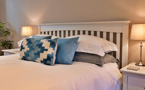The Asparagus Shed: Lit, Chambre, Literie, Drap De Lit, Linge, Meubles, Throw Pillow, Cadre De Lit, Oreiller, Design Intérieur