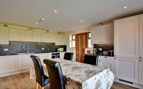 The Owls Rest: Design Intérieur, Meubles, Bois, Plafond, Sol, Cuisine, Comptoir, Cabinetry, Éclairage, Pièce