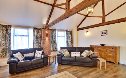 The Owls Rest: Bois, Meubles, Domicile, Plafond, Dur, Salon, Daylighting, Canapé, Parquet