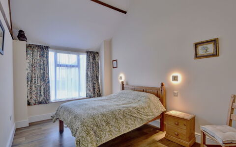 The Owls Rest: Lit, Meubles, Chambre, Design Intérieur, Mur, Drap De Lit, Literie, Bois, Plafond, Sol