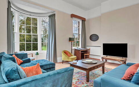 Clavering Hall: Meubles, Design Intérieur, Sol, Sol, Canapé, Plafond, Salon, Pièce, Éclairage, Domicile