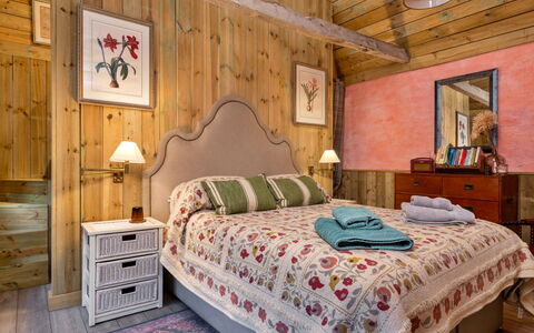 The Potting Shed at Island Hall: Meubles, Lit, Design Intérieur, Chambre, Literie, Drap De Lit, Bois, Plafond, Linge, Pièce