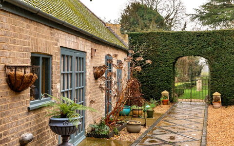 The Potting Shed at Island Hall: Arbuste, Pot De Fleur, Dalle, Jardin, Allée, Plante D'Appartement, Brique, Pavé, Passerelle, Aménagement Paysager
