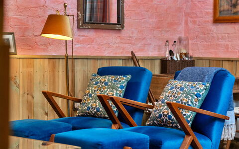 The Potting Shed at Island Hall: Meubles, Bleu, Design Intérieur, Bois, Textile, Sol, Coussin, Sol, Throw Pillow, Salon