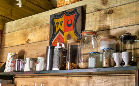 The Potting Shed at Island Hall: Étagère, Rayonnage, Bois, Bouteille, Cuisine, Tache De Bois, Drinkware, Dur
