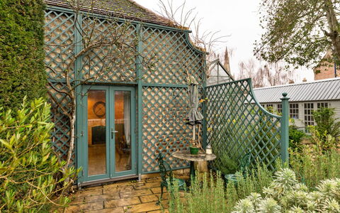 The Potting Shed at Island Hall: Vert, Arbuste, Jardin, Printemps, Chalet, Ombre, Aménagement Paysager, Cour, Batiments Jardin