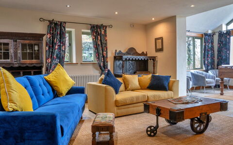 Rough Close Farm Cottage: Meubles, Design Intérieur, Canapé, Mur, Salon, Bois, Sol, Pièce, Domicile, Sol