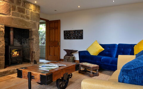 Rough Close Farm Cottage: Meubles, Design Intérieur, Sol, Mur, Canapé, Bois, Sol, Salon, Pièce, Cadre