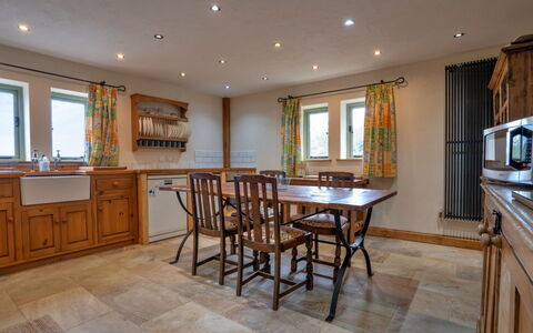 Rough Close Farm Cottage: Meubles, Design Intérieur, Sol, Sol, Bois, Plafond, Pièce, Cabinetry, Éclairage, Cuisine