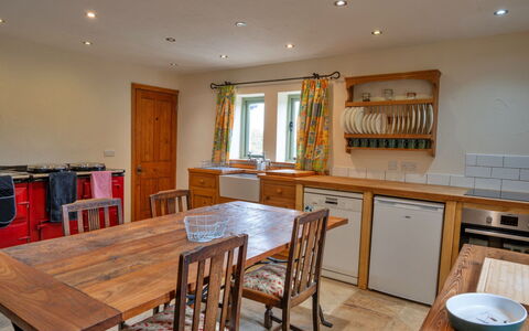 Rough Close Farm Cottage: Meubles, Design Intérieur, Sol, Bois, Sol, Cabinetry, Pièce, Plafond, Table, Cuisine