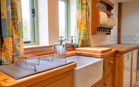 Rough Close Farm Cottage: Cuisine, Comptoir, Bois, Cabinetry, Evier, Luminaire Plomberie, Design Intérieur, Évier, Sol, Robinet