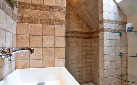 Rough Close Farm Cottage: Mur, Sol, Luminaire Plomberie, Sol, Salle De Bains, Tuile, Design Intérieur, Plomberie, Robinet, Composite