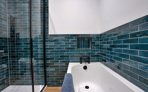 East Bank: Bleu, Sol, Salle De Bains, Composite, Tuile, Luminaire Plomberie, Brique, Céramique, Plomberie, Robinet