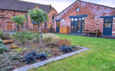 Courtyard View at Longford: Herbe, Brickwork, Brique, Biens, Jardin, Chalet, Pelouse, Cour, Ferme, Aménagement Paysager
