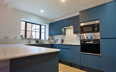Courtyard View at Longford: Cuisine, Comptoir, Cabinetry, Design Intérieur, Sol, Appareil De Cuisine, Principaux Appliance, Bois, Sol, Plafond