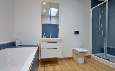 Courtyard View at Longford: Sol, Sol, Design Intérieur, Luminaire Plomberie, Salle De Bains, Armoire De Toilette, Plafond, Plomberie, Cabinetry, Robinet