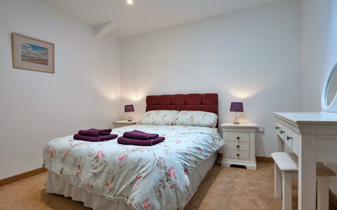 Courtyard View at Longford: Meubles, Lit, Chambre, Literie, Design Intérieur, Drap De Lit, Bois, Pièce, Plafond, Linge