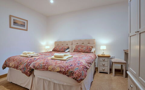 Courtyard View at Longford: Meubles, Lit, Chambre, Literie, Design Intérieur, Drap De Lit, Bois, Pièce, Linge, Textile
