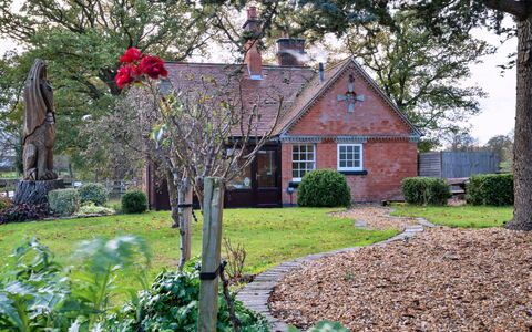 South Lodge at Longford: Herbe, Maison, Toit, Arbuste, Chalet, Jardin, Domicile, Zone Résidentielle, Lot Terre