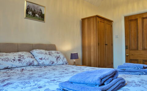 South Lodge at Longford: Lit, Meubles, Mur, Chambre, Bois, Drap De Lit, Design Intérieur, Literie, Sol, Sol