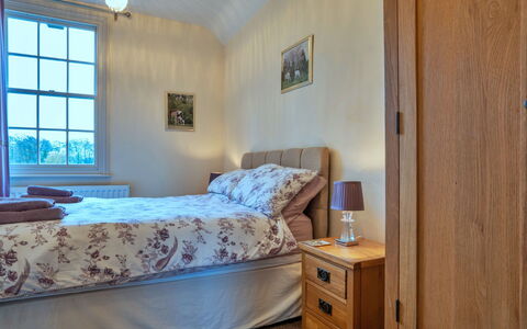 South Lodge at Longford: Lit, Literie, Chambre, Meubles, Drap De Lit, Mur, Bois, Design Intérieur, Sol, Sol