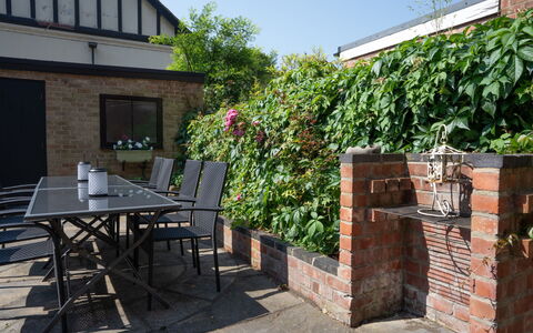 House on the Green: Mur, Brique, Brickwork, Arbuste, Jardin, Arrière-Cour, Mobilier De Jardin, Cour, Aménagement Paysager