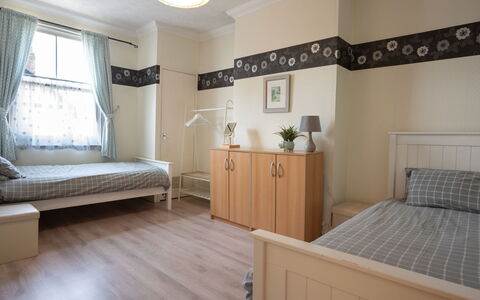 House on the Green: Meubles, Design Intérieur, Lit, Sol, Sol, Chambre, Mur, Bois, Pièce, Parquet