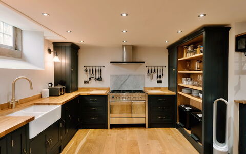 Heather View Chapel: Cuisine, Meubles, Appareil De Cuisine, Comptoir, Cabinetry, Design Intérieur, Sol, Principaux Appliance, Bois, Cuisinière