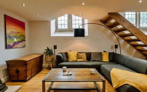 Heather View Chapel: Meubles, Design Intérieur, Canapé, Sol, Mur, Sol, Bois, Parquet, Salon, Plafond