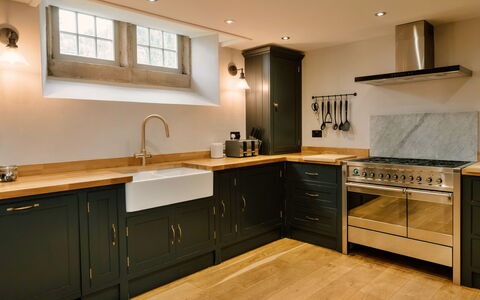 Heather View Chapel: Cuisine, Comptoir, Cabinetry, Appareil De Cuisine, Sol, Bois, Design Intérieur, Principaux Appliance, Meubles, Cuisinière