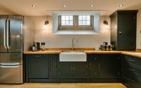 Heather View Chapel: Cuisine, Comptoir, Appareil De Cuisine, Meubles, Cabinetry, Design Intérieur, Sol, Principaux Appliance, Bois, Sol