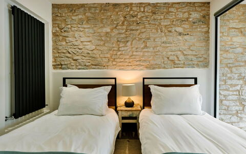 Heather View Chapel: Lit, Meubles, Mur, Chambre, Design Intérieur, Bois, Literie, Sol, Drap De Lit, Sol