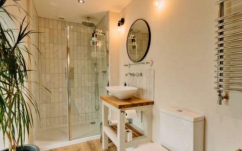 Heather View Chapel: Luminaire Plomberie, Design Intérieur, Salle De Bains, Sol, Sol, Lavabo, Évier, Toilette, Robinet, Plomberie