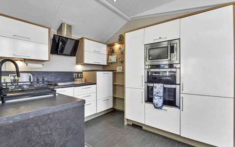 Osprey Court 1: Cuisine, Comptoir, Cabinetry, Bois, Design Intérieur, Sol, Principaux Appliance, Appareil De Cuisine, Électroménager, Plafond