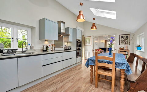 The Pottage: Meubles, Design Intérieur, Cuisine, Sol, Comptoir, Sol, Cabinetry, Bois, Parquet, Appareil De Cuisine