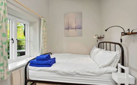 The Pottage: Lit, Meubles, Chambre, Design Intérieur, Literie, Drap De Lit, Sol, Bois, Linge, Sol