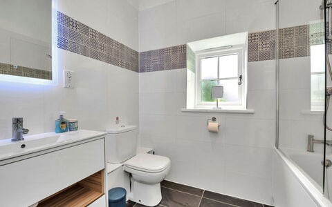 The Pottage: Salle De Bains, Design Intérieur, Sol, Luminaire Plomberie, Mur, Sol, Toilette, Siège De Toilette, Tuile, Robinet