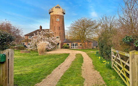 The Old Windmill: Herbe, Arbuste, Maison, Paysage, Zone Rurale, Lot Terre, Chalet, La Tour