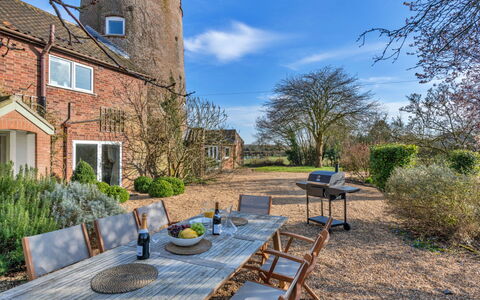 The Old Windmill: Mur, Arbuste, Lot Terre, Chalet, Biens, Brique, Jardin, Aménagement Paysager, Ferme, Brickwork