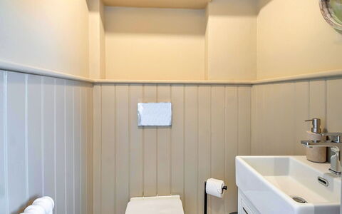 The Old Windmill: Mur, Salle De Bains, Luminaire Plomberie, Design Intérieur, Sol, Plomberie, Sol, Robinet, Toilette, Lavabo
