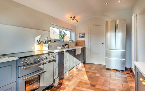 The Old Windmill: Cuisine, Appareil De Cuisine, Comptoir, Principaux Appliance, Sol, Cabinetry, Électroménager, Design Intérieur, Cuisinière, Meubles