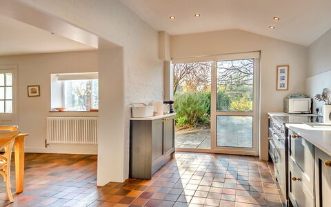 The Old Windmill: Sol, Design Intérieur, Mur, Sol, Comptoir, Cuisine, Bois, Plafond, Meubles, Cabinetry