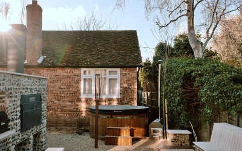 Arc Next-The-Sea: Bois, Chalet, Arrière-Cour, Jardin, Brique, Cour, Batiments Jardin, Mobilier De Jardin, Tache De Bois, Structure En Plein Air