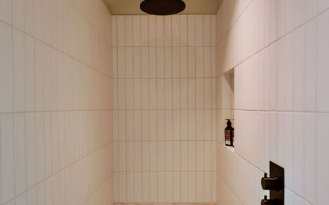 Arc Next-The-Sea: Mur, Sol, Sol, Tuile, Design Intérieur, Marron, Salle De Bains, Composite, Luminaire Plomberie, Plomberie