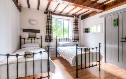 Town End Barn: Lit, Chambre, Meubles, Literie, Drap De Lit, Bois, Design Intérieur, Cadre De Lit, Linge, Sol