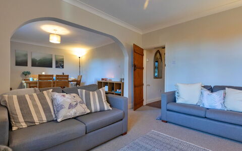 Ingersley Cottage: Meubles, Design Intérieur, Canapé, Sol, Mur, Sol, Bois, Plafond, Pièce, Salon