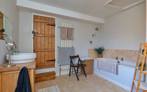 Ingersley Cottage: Sol, Design Intérieur, Luminaire Plomberie, Sol, Plomberie, Robinet, Salle De Bains, Meubles, Armoire De Toilette, Pièce